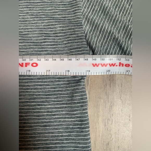 Gap fit striped t shirt stretchy open back grey size small - Picture 3 of 5